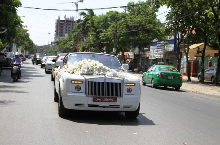 Đoàn xe gồm 4 chiếc Rolls-Royce, hàng chục xế hộp hạng sang và dàn mô-tô khủng cùng xếp thành một hàng dài tham gia rước dâu. Ảnh: Dân trí