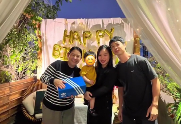 Tối ngày 5/9 vừa qua, cầu thủ Công Phượng dẫn bà xã Viên Minh và con trai tới dự sinh nhật vợ HLV trưởng HAGL. Khoảnh khắc con trai Công Phượng ngay lập tức chiếm spotlight trên MXH.