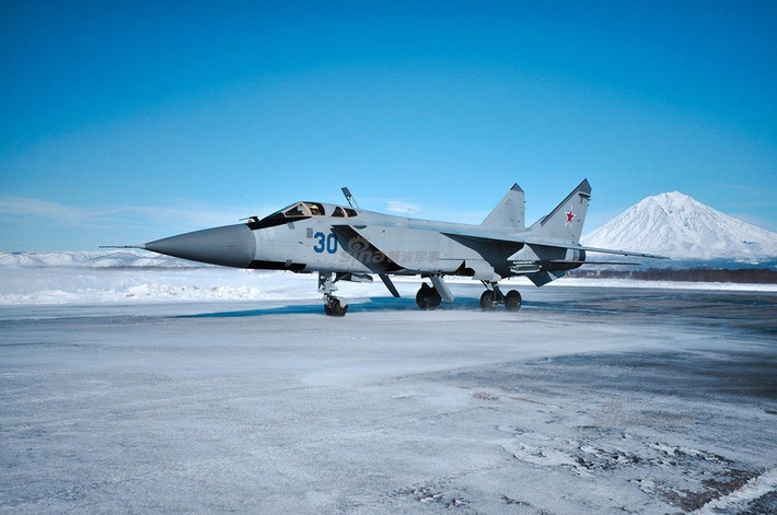 MiG-31, một trong những tiêm kích đánh chặn hiếm hoi của Liên Xô đã từng được ra đời để chặn đường do thám của các "siêu chim" SR-71 Mỹ trong thời chiến tranh Lạnh hiện cũng có suất trong hạm đội Thái Bình Dương của Nga. Tính đến năm 2015, phía Nga vẫn còn tổng cộng khoảng 247 chiếc MiG 31 và MiG 31BM trong biên chế lực lượng Không quân của mình, một con số rất lớn. Nguồn ảnh: Sina.