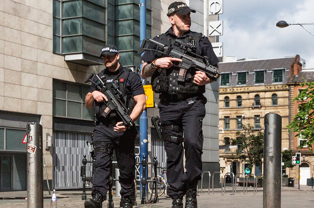 Hai khẩu Heckler & Koch G36 của Đặc nhiệm Cảnh sát Anh. Tốc độ bắn nhanh, độ chính xác tốt và khả năng hoạt động hiệu quả, ít kẹt đạn chính là những điểm quan trọng nhất làm lên danh tiếng của khẩu súng trường tiến công này. Nguồn ảnh: Buzz.