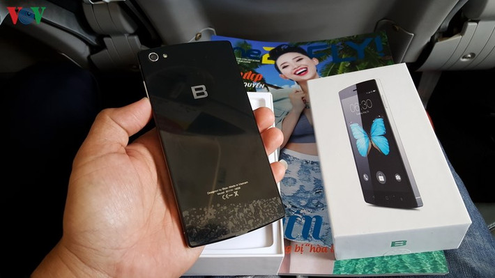 Mặt sau của Bphone, có camera 13 MP kèm đèn flash phía góc trên bên phải, logo chữ B ở giữa và cụm chữ "Designed by Bkav - Made in Vietnam" nằm bên dưới.