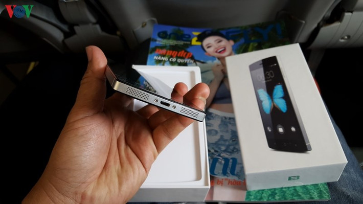 Cạnh dưới gồm 2 loa 2 bên được đục bằng các lỗ tròn đều, 2 ốc lục giác nhỏ nằm 2 bên cạnh giắc cắm cáp sạc.