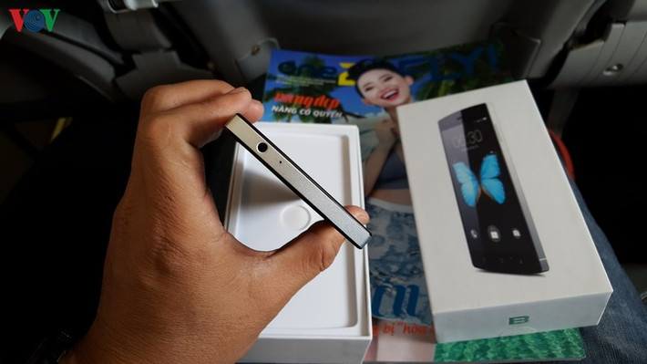 Cạnh phía trên của Bphone là giắc cắm tai nghe 3,5mm và micro.