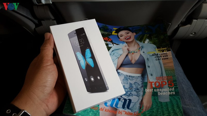Đây là chiếc smartphone tốn không ít giấy mực của giới truyền thông gần đây. Và theo thông tin mới nhất từ Bkav cho biết, Bphone sẽ có phiên bản cập nhật BOS mới ngay trong tuần này (vào thứ Sáu 24/7/2015). Việc cập nhật này sẽ hoàn toàn tự động và giúp cho Bphone hoạt động ổn định hơn. Hộp đóng gói Bphone khi chưa mở ra, mặt trước hộp sản phẩm được in hình chiếc điện thoại đen tuyền với màn hình nền là một chú bướm màu xanh.