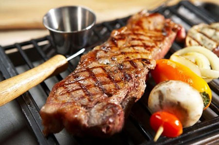 Thịt nướng là món ăn không thể thiếu với nhiều người và các bữa tiệc, nhưng thịt được nướng với nhiệt độ cao tới mức trở nên khô cháy sẽ làm tăng các chất hóa học gây ung thư gọi là heterocyclic amines (HCAs) và polycyclic aromatic hydrocarbons (PAHs).