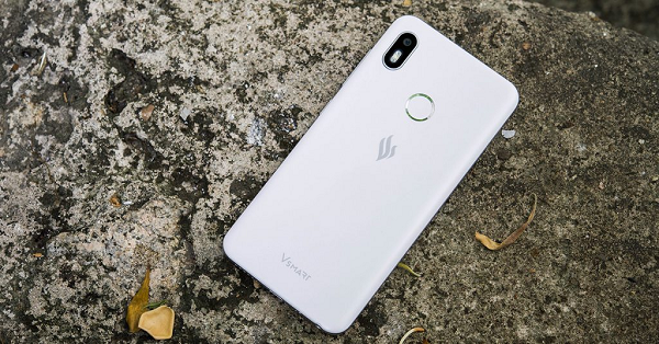 Vsmart Bee Lite có thể được coi như là phiên bản cắt giảm mạnh của Vsmart Bee 3 ra mắt cách đây không lâu. Máy có thiết kế vô cùng phổ thông với thiết cổ điển của smartphone từ vài năm trước.