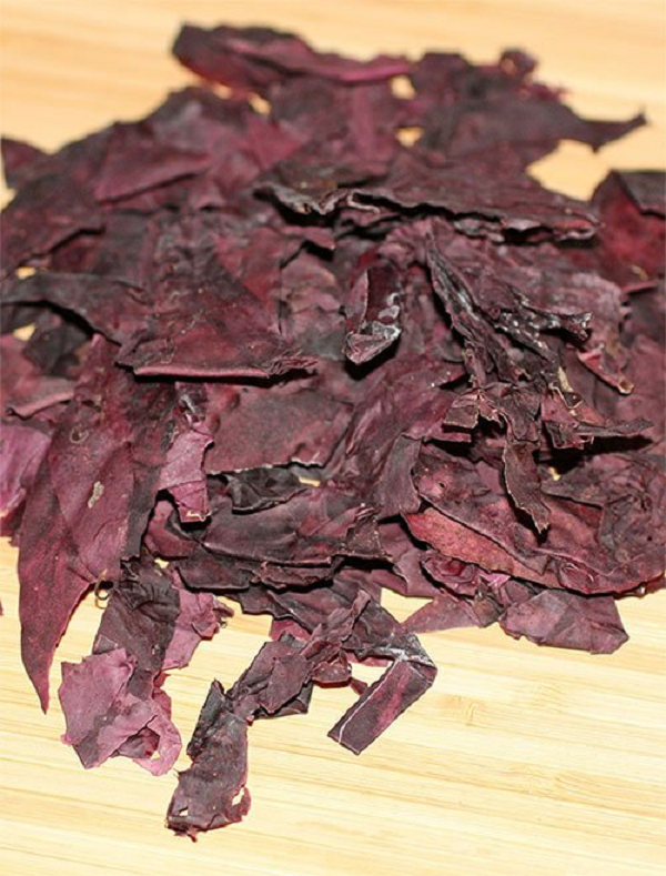 Dulse là loại rong biển mọc gắn tảo bẹ hoặc đá dưới nước biển. Loại rau này mọc ở bờ biển phía bắc Đại Tây Dương và Thái Bình Dương.