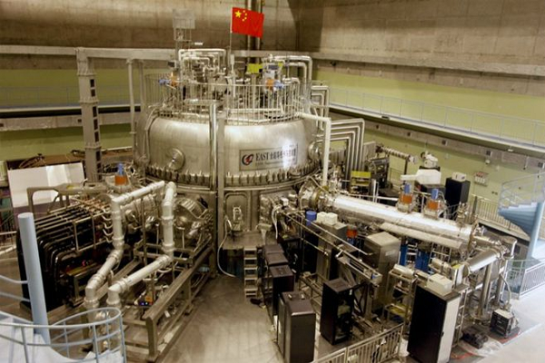 ITER là dự án tổng hợp hạt nhân lớn nhất thế giới với giá trị khoảng 24 tỉ USD. Dự án có sự tham gia của 35 quốc gia và dự kiến sẽ hoàn thành vào năm 2025.
