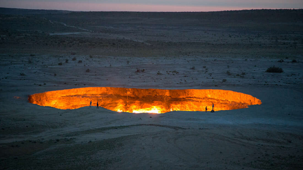 Nằm giữa sa mạc Karakum, Turkmenistan, Trung Á, miệng núi lửa Darvaza được biết đến với cái tên "Gates To Hell" hay còn gọi "cánh cổng tới địa ngục".