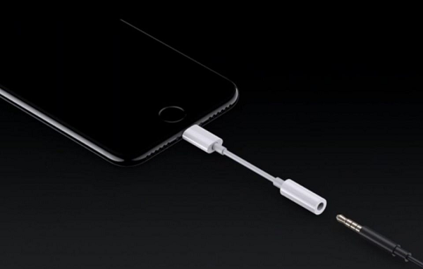 Nhà sản xuất tiên phong trong việc loại bỏ cổng cắm tai nghe 3.5mm trên smartphone chính là Apple. Trên chiếc iPhone 7, Apple đã có một hành động gây khá nhiều tranh cãi khi loại bỏ đi thành phần tồn tại trên hầu hết các chủng loại PC, các thiết bị di động từ thập niên 90 cho tới nay.