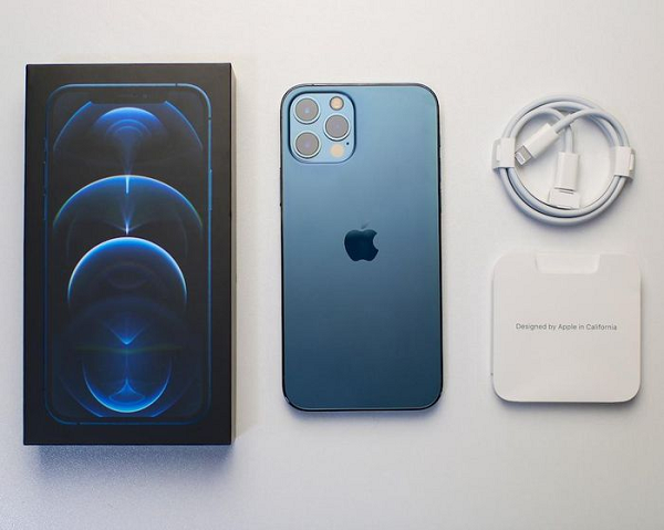 Apple ra mắt dòng iPhone mới như thường lệ vào cuối năm nay nhưng lại gây ra sự tranh cãi lớn khi quyết định bỏ củ sạc và tai nghe tặng kèm. Apple giải thích, việc loại bỏ các phụ kiện sẽ giúp tiết kiệm không gian và bảo vệ môi trường.