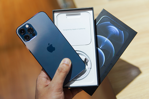 Tuy nhiên nhiều người cho rằng, thực chất Apple chỉ đang muốn cắt giảm chi phí sản xuất khi iPhone 12 là dòng máy đầu tiên tích hợp mô-đun 5G của Apple. Hơn hết việc cắt giảm hai phụ kiện trên là cách để Apple cố gắng giữ giá bán không quá cao và thúc đẩy doanh số bán phụ kiện.