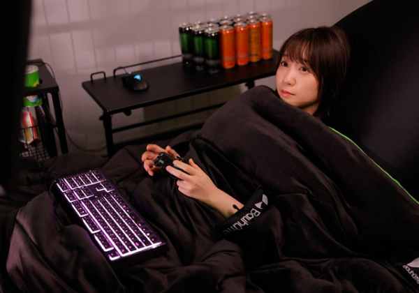 Hãy tưởng tượng việc nằm dài trên ghế sofa, ghế chơi game hoặc giường mà vẫn có thể vừa đắp chăn ấm áp vừa cầm controller, smartphone làm vài ván điện tử cùng hội bạn là không kìm nén được sự háo hức rồi.