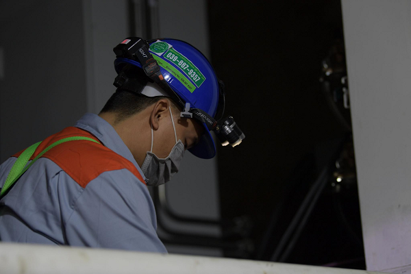 Các kỹ sư đang miệt mài làm việc để kịp tiến độ sớm đưa robot vào hoạt động.