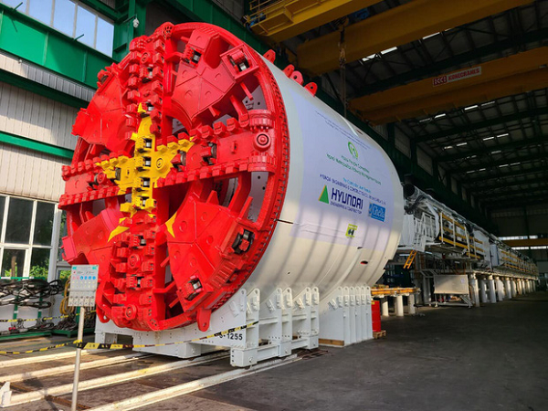 Robot đào hầm (TBM) của tuyến số 3, đoạn Nhổn - ga Hà Nội là một cỗ máy lớn với nhiều bộ phận phức tạp như đầu cắt, khiên đào, tay trộn, buồng điều áp, xilanh đẩy, hệ thống vận chuyển đất thải…