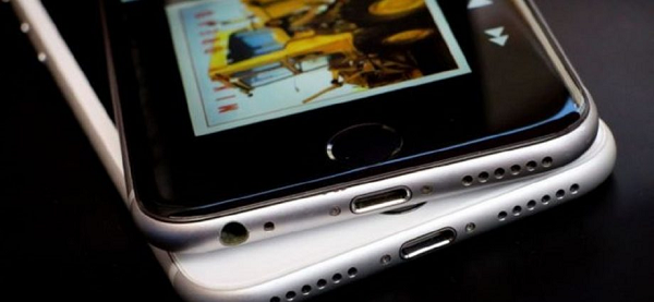 Apple sau đó đã xin lỗi người dùng, đồng thời triển khai chương trình thay pin với giá 29 USD. Tuy nhiên, nhiều người không chấp nhận và cho rằng đó là hành vi gian lận, được nhà sản xuất thực hiện để khiến người dùng phải mua điện thoại mới và đắt tiền hơn.
