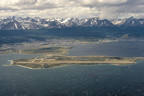 Sân bay quốc tế Ushuaia nằm cách trung tâm Ushuaia (một thành phố trên đảo Tierra del Fuego thuộc tỉnh Tierra del Fuego của Argentina) 4km về phía nam.