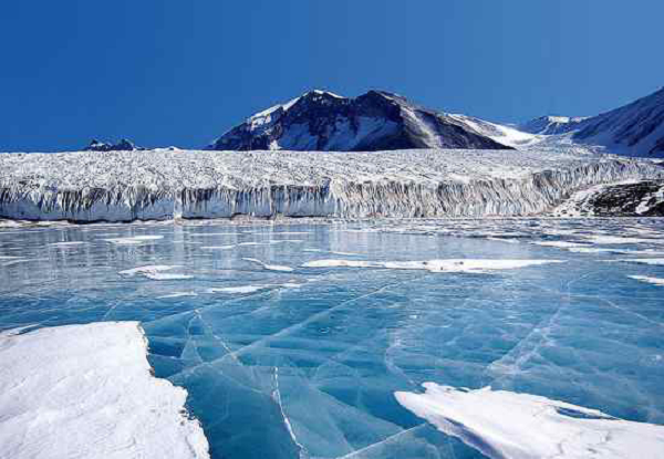 Vùng cực Bắc bao gồm phần lãnh thổ phía Bắc của Canada, Mỹ, Greenland (lãnh thổ của Đan Mạch), Nga, Iceland, Nauy, Thụy Điển và Phần Lan. Băng ở Nam Cực có nơi dày 3,5km. Trong khi đó, ở Bắc Cực, lớp băng lạnh này chỉ dày từ 2m đến 4m.