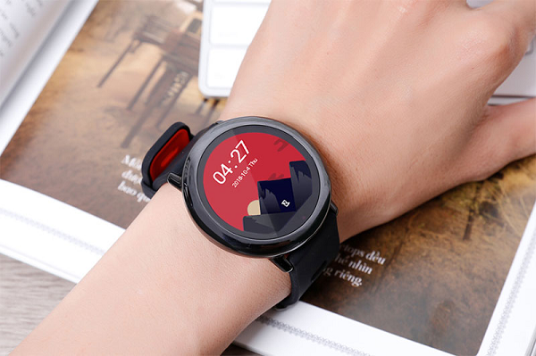 Đồng hồ thông minh Xiaomi Amazfit Pace được trang bị bộ xử lý lõi kép tốc độ 1.2 GHz, bộ nhớ RAM 512 MB và ROM 4 GB đủ để vận hành với hệ điều hành riêng cùng các tính năng xem giờ, theo dõi sức khỏe, đo nhịp tim, đếm bước đi, thông báo cuộc gọi và tin nhắn SMS và lưu trữ các thông số về tình trạng sức khỏe.