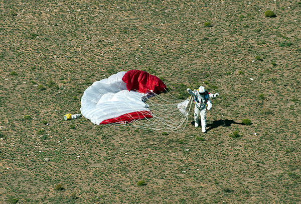 Xuống đến độ cao 1.500m, dù của Baumgartner bật mở, cuối cùng ông đáp xuống sa mạc nằm tại phía đông tiểu bang New Mexico sau tổng cộng 9 phút mà không phải chịu bất kỳ chấn thương nào.