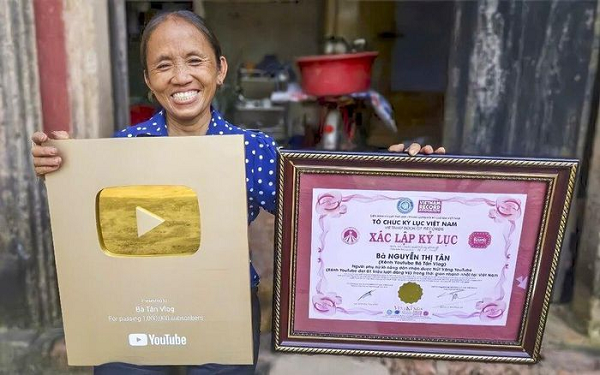 Điều đó khiến Bà Tân và các con trai của mình bất chấp việc vấp phải chỉ trích vì nội dung nhảm, không sáng tạo, cố tình giật gân để câu view vẫn sản xuất những video bị tuýp còi.