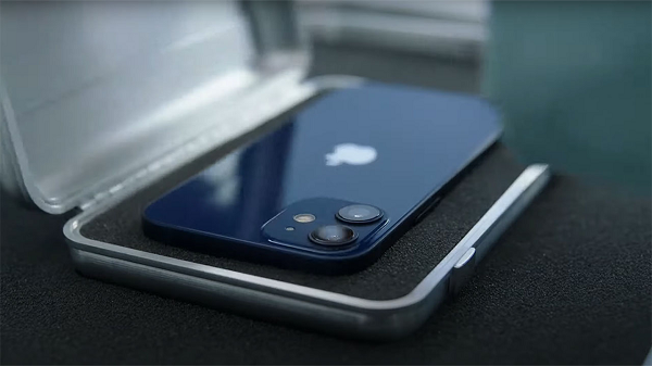 Khách hàng sẵn sàng bỏ ra thêm 100 USD để có thể sở hữu một chiếc smartphone màn hình lớn và pin "trâu" hơn như iPhone 12.