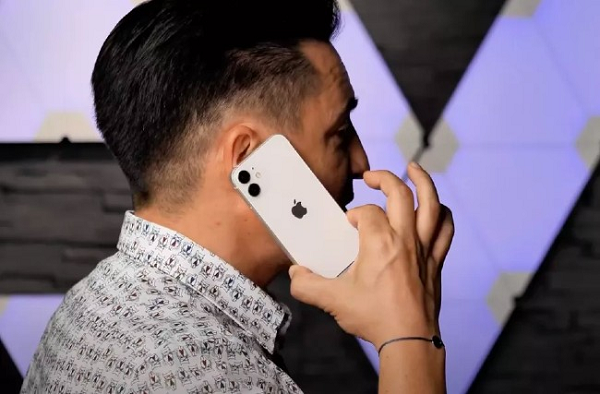 Một lý do khác khiến iPhone 12 mini khó hấp dẫn người dùng đó chính là sự tồn tại của iPhone SE 2020. Nói cách khác, iPhone 12 mini đang phải cạnh tranh với chính iPhone SE 2020.