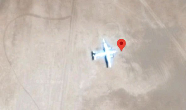 Trong ảnh của Google Maps, có thể thấy một chiếc máy bay màu trắng trên bãi cát vàng của đường băng sa mạc tại Wadi Bu al Hashm ở Libya. Sự biến mất của máy bay MH370 đã khiến nhiều người dùng Google Maps hy vọng có thể tìm ra manh mối.