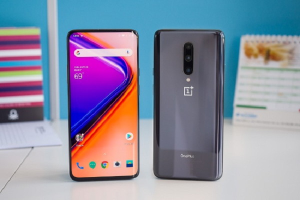 OnePlus 7 Pro mang đến cảm giác cao cấp với thiết kế cứng cáp đi kèm hai mặt kính cường lực bóng đẹp. Mặt lưng ôm cong ở hai cạnh cho cảm giác cầm nắm vô cùng thoải mái và nhỏ gọn, cho dù kích thước màn hình khá lớn.