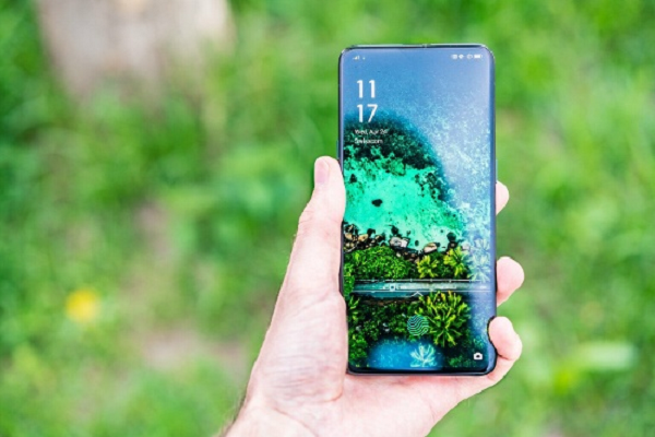 Galaxy A80 Oppo Reno có thiết kế bỏng bẩy và đẹp mắt. Mặt trước là màn hình nên camera selfie trên Oppo Reno có thiết kế dạng bật mở theo kiểu vây cá, bật chéo để lộ ra ống kính khi cần dùng đến. Camera selfie này có độ phân giải 16 MP và được hỗ trợ cả flash trước và sau.