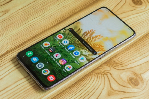 Tuy nhiên do màn hình lớn nên sử dụng Samsung Galaxy A80 buộc phải sử dụng bằng hai tay và đây không phải là lựa chọn phù hợp cho hầu hết mọi người, đặc biệt là những người dùng có bàn tay nhỏ.