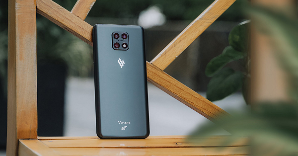 Camera sau của Aris Pro có thông số mạnh mẽ với cụm camera sau vuông với 4 ống kính, gồm camera chính 64 megapixel, camera góc siêu rộng 8 megapixel, ống kính tele zoom 2x độ phân giải 8 megapixel và camera chụp macro 2 megapixel. Camera trước có độ phân giải 20 megapixel, đi kèm thuật toán tối ưu dựa trên AI do chính Vinsmart phát triển. Máy có giá 10 triệu đồng.