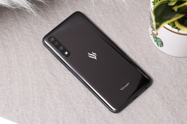 Vsmart Live được trang bị vi xử lý Snapdragon 675, màn hình 6,2 inch độ phân giải FullHD. Đây cũng là smartphone đầu tiên của VinSmart được cài hệ điều hành VOS 2.0, đồng thời có cảm biến vân tay trong màn hình, công nghệ sạc nhanh Quick Charge 3,0 và camera góc rộng.