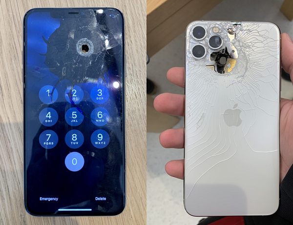 Trước đó, một khách hàng của Apple đã chia sẻ câu chuyện mình suýt bị bắn ở một bữa tiệc, một viên đạn đã trúng vào chiếc iPhone mà anh này cầm trên tay. Chiếc máy bị vỡ ở cả mặt trước và sau, nhưng đáng chú ý nhất là nó bị thủng hẳn một lỗ có thể nhìn xuyên thấu. Điều kỳ diệu là mặc dù bị thủng một lỗ như vậy, nhưng chiếc iPhone này vẫn hoạt động một cách bình thường.