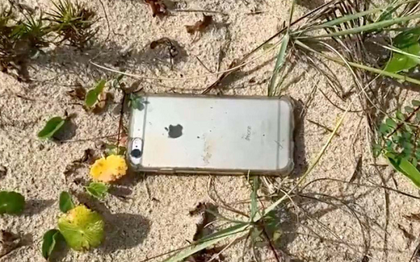 Một phóng viên quay phim người Brazil là Ernesto Galiotto đã đánh rơi chiếc iPhone 6S của mình khi bay ngang qua một bãi biển tại Cabo Frio, Rio de Janeiro.