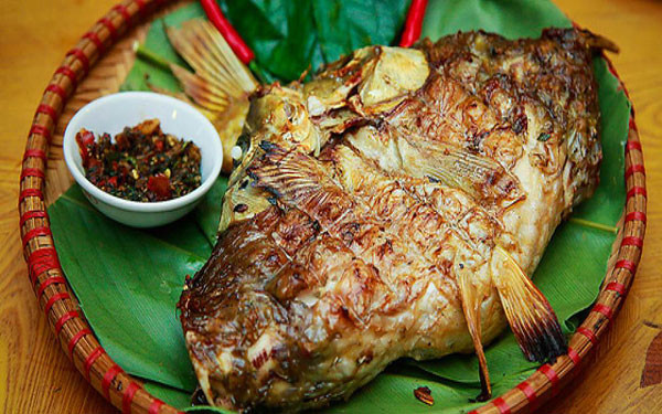 Pa pỉnh tộp hay còn được biết đến là món cá gập nướng, món ăn cổ truyền của đồng bào dân tộc Thái ở Sơn La. Với món ăn này, người ta phải chọn cá thật tươi sống, sau đó làm sạch, ướp đầy đủ gia vị như sả, gừng, ớt rừng, rau thơm, mắc khén… rồi nướng trên than củi. Thịt cá sau khi nướng vẫn giữ nguyên độ ngọt, dai tự nhiên. Các hương vị của núi rừng hòa quyện vào từng thớ cá. Món cá nướng này thường được chấm cùng chẩm chéo hoặc ăn cùng xôi nếp Tây Bắc, sẽ khiến cho bạn dễ “phát nghiện” hơn. Ảnh Poliva