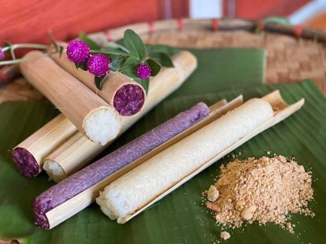 Không thể không nhắc đến cơm lam – gạo nếp nương cho vào ống tre, nướng chín trên than củi, vừa dẻo vừa thơm mùi tre nứa. Còn xôi ngũ sắc là sự phối hợp hài hòa giữa màu sắc và hương vị, với các màu tự nhiên từ lá rừng, mỗi màu mang một ý nghĩa riêng trong tín ngưỡng người Thái. Ảnh iViVu