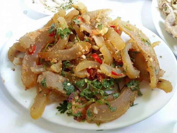 Nộm da trâu là món ăn độc lạ, cực ấn tượng với cách chế biến công phu có sự góp mặt của các nguyên liệu và gia vị địa phương như: mắc khén, mùi ta, trám rừng, lạc rang, rau thơm… Sự kết hợp hài hòa giữa các nguyên liệu sẽ khiến thực khách ăn một lần là nhớ mãi, không quên hương vị núi rừng Tây Bắc. Ảnh amthucTaybac