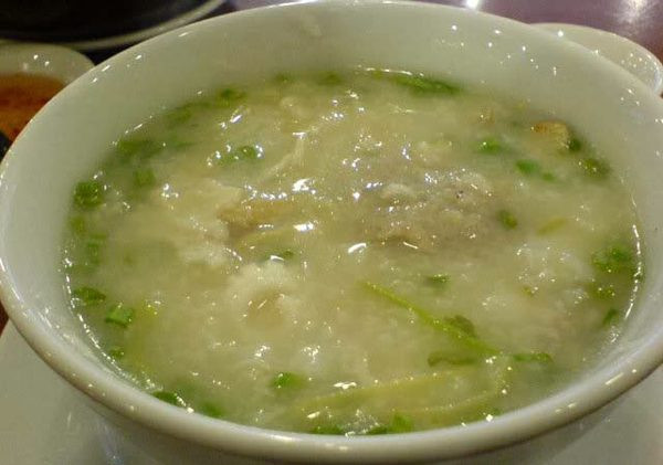 Một món ăn ít người biết nhưng lại mang đậm hồn núi rừng Sơn La, đó chính là cháo mắc nhung. Quả mắc nhung là món quà của Tây Bắc dành tặng cho người Sơn La. Loại quả này có vị ngăm đắng, hơi the cay và có chút ngọt. Quả mắc nhung được nấu cùng gạo nếp trong nước hầm xương nhiều giờ, tạo nên món ăn vừa thơm ngon lại vừa bổ dưỡng. Đây không chỉ là món ăn, mà còn là “thức quà rừng” mà thiên nhiên Tây Bắc ưu ái dành tặng cho người Sơn La. Ảnh iViVu