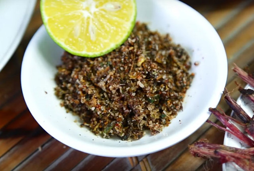 Dù không phải món chính, nhưng chẩm chéo lại là thứ làm nổi bật hương vị của mọi món ăn. Được làm từ muối hột, mắc khén, ớt, tỏi, rau thơm rừng… giã nhuyễn, chẩm chéo có vị cay nồng, thơm hăng, rất “đã miệng”. Chấm cùng thịt nướng, cá nướng hay rau luộc đều khiến thực khách phải xuýt xoa. Ảnh Mytour