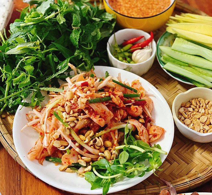 Nếu có dịp ghé thăm Hà Tĩnh, hãy dành thời gian dừng chân tại một quán ăn ven biển, gọi một đĩa gỏi cá đục, nhâm nhi cùng chén rượu nếp quê – để thấy được trọn vẹn cái tình, cái vị của miền đất nắng gió này. Ảnh dulichvietnam
