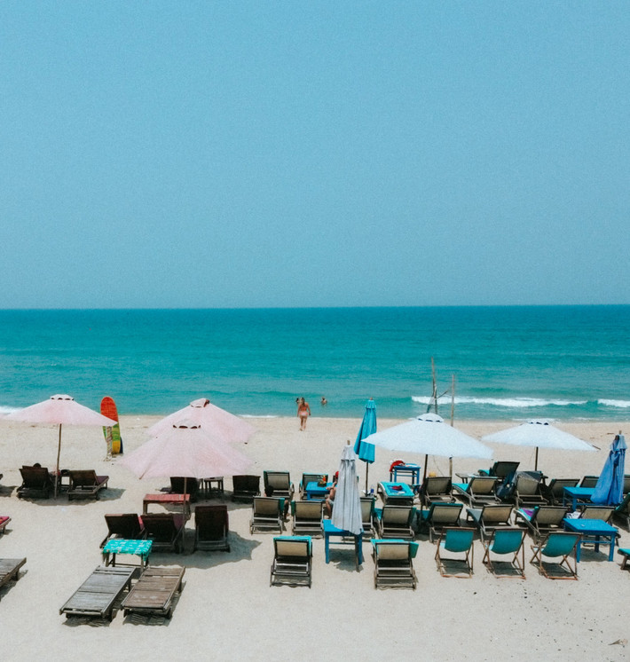 Bãi cát trắng trải dài, nước biển xanh biếc như ngọc, từng con song nhẹ nhàng xô bờ – tất cả tạo nên một khung cảnh thơ mộng khiến bất kỳ ai cũng dễ dàng “phải lòng” ngay từ ánh nhìn đầu tiên. Ảnh Tuân Cuồng Chân