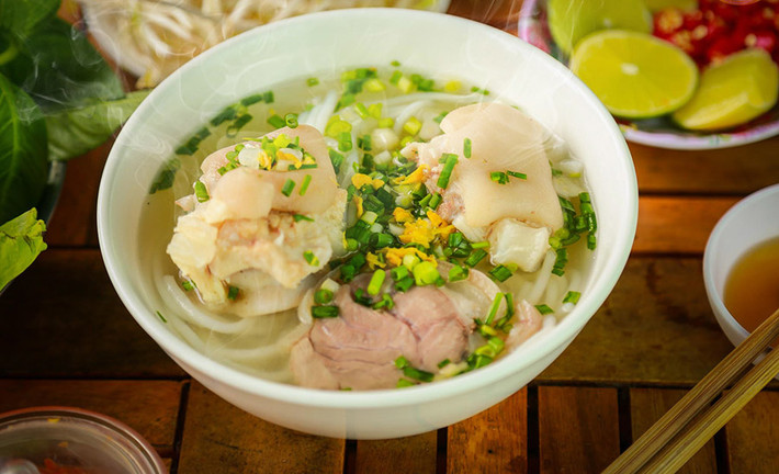 Bánh canh Trảng Bàng được làm từ bột gạo hoặc bột mì, tạo nên những sợi bánh canh mềm, dai. Nước dùng của bánh canh được nấu từ xương heo hoặc gà, rất thanh mát. Món ăn này thường được ăn kèm với thịt luộc, tôm, và rau thơm. Đây là món ăn đậm đà và rất được yêu thích bởi sự kết hợp hài hòa giữa sợi bánh canh, nước dùng ngọt mát. Ảnh MIA
