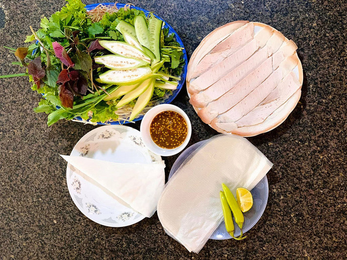Bánh tráng phơi sương là món ăn đặc sản nổi tiếng bậc nhất của Tây Ninh. Bánh tráng được làm từ bột gạo ngon, phơi dưới ánh nắng mặt trời, sau đó để qua đêm trong hơi sương, tạo nên độ dẻo và thơm đặc trưng. Bánh tráng phơi sương có thể cuốn với thịt luộc, tôm, rau sống và ăn kèm với nước mắm chua ngọt hoặc mắm nêm. Đây là món ăn dễ làm, dễ ăn nhưng lại rất hấp dẫn, phù hợp với mọi lứa tuổi. Ảnh MIA