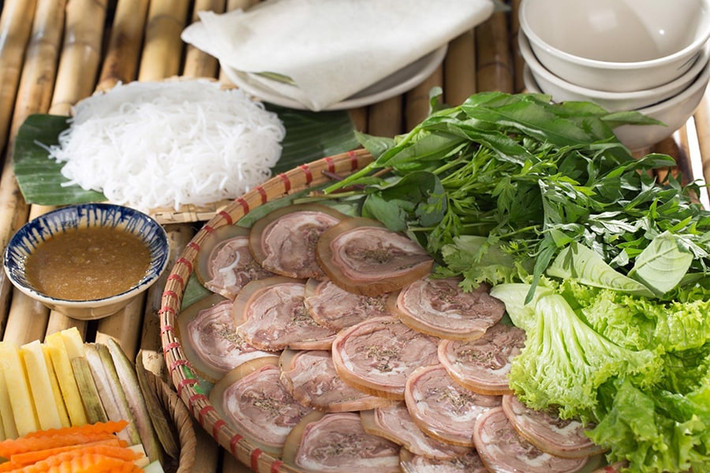 Một trong những món ăn nổi bật tại Tây Ninh chính là bò tơ. Thịt bò tơ Tây Ninh nổi bật với độ mềm ngọt và tươi ngon, được chế biến theo nhiều cách khác nhau, như nướng, xào, hấp hoặc cuốn bánh tráng. Món ăn này có vị ngọt tự nhiên từ thịt bò non, kết hợp với rau sống và nước mắm chua ngọt, mang lại hương vị rất đậm đà và hấp dẫn. Ảnh Gostay