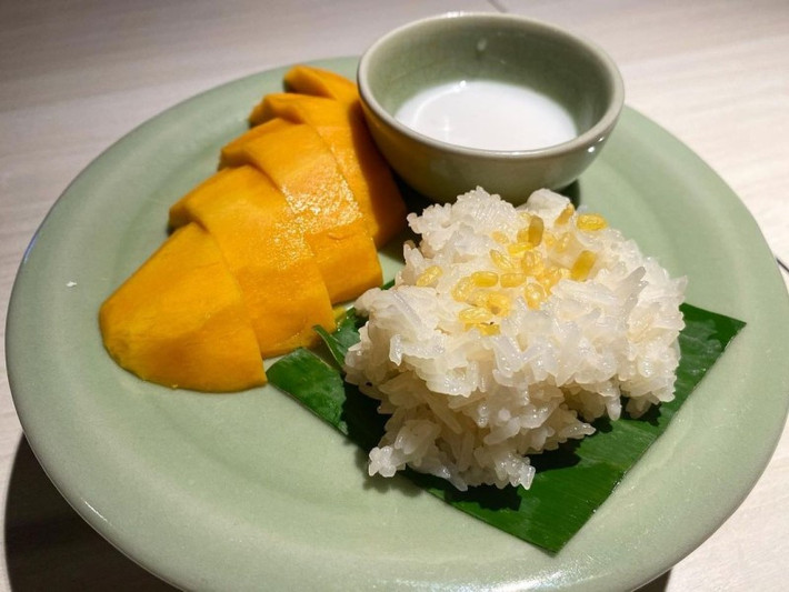 Mặc dù là món ăn mang đậm truyền thống, nhưng xôi xoài lại khá dễ chế biến và có thể thưởng thức ở khắp nơi tại Thái Lan, từ các quán ăn đường phố, chợ đêm cho đến các nhà hàng cao cấp. Nguyên liệu để làm món này cũng dễ kiếm: xoài tươi, gạo nếp, nước cốt dừa và một chút đường, muối. Chính sự đơn giản, dễ làm nhưng lại mang đến một hương vị hoàn hảo đã giúp xôi xoài trở thành món tráng miệng phổ biến và được yêu thích ở mọi lứa tuổi. Ảnh Vinpearl