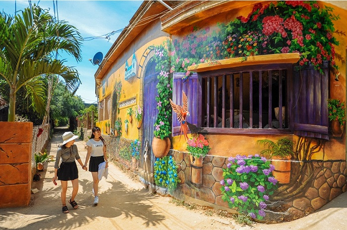 Những bức tranh tái hiện sinh động cuộc sống ngư dân, văn hóa làng biển và vẻ đẹp thiên nhiên Quảng Bình, không chỉ giúp bảo tồn ký ức làng chài mà còn trở thành background sống ảo siêu chất cho giới trẻ. Chỉ cần cầm máy ảnh lên và đi dọc con đường tranh, bạn sẽ có cả album ảnh “xịn sò” mà chẳng cần filter. Ảnh Chang Chang