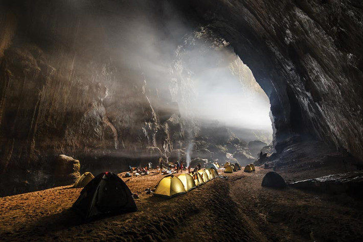 Nằm sâu trong Vườn quốc gia Phong Nha – Kẻ Bàng, Hang Sơn Đoòng được công nhận là hang động tự nhiên lớn nhất thế giới, với chiều dài khoảng 9km, chiều rộng 150m và trần hang cao tới 200m. Sơn Đoòng không chỉ gây choáng ngợp bởi quy mô khổng lồ, mà còn ẩn chứa cả một hệ sinh thái rừng nguyên sinh phát triển bên trong hang – điều chưa từng được ghi nhận ở bất kỳ nơi nào khác. Ảnh Oxalis