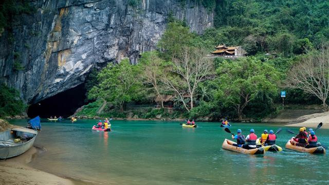 Không xa Sơn Đoòng là Phong Nha – Kẻ Bàng, Di sản thiên nhiên thế giới được UNESCO công nhận. Đây là quần thể đá vôi rộng lớn với hàng trăm hang động lớn nhỏ, mỗi nơi đều mang vẻ đẹp huyền bí riêng. Bạn có thể xuôi thuyền trên sông Son để vào Động Phong Nha, nơi sở hữu dòng sông ngầm dài nhất Việt Nam, với các khối thạch nhũ được thiên nhiên “điêu khắc” kỳ công. Ảnh Jungle Boss