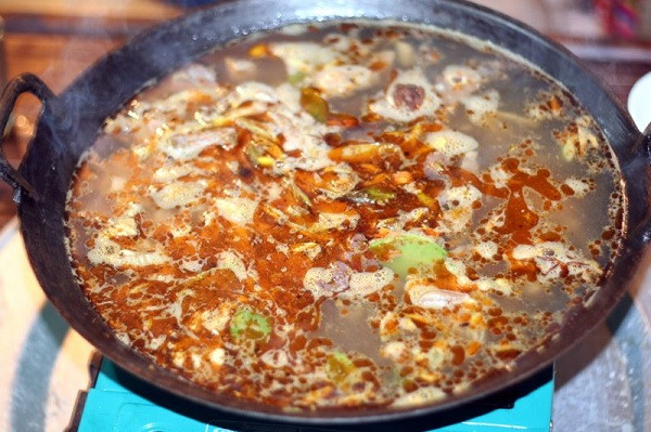 Thắng cố là món ăn truyền thống của đồng bào dân tộc Mông, được chế biến từ thịt ngựa, lòng ngựa và các gia vị đặc trưng như quế, thảo quả, hạt dổi. Món ăn này không chỉ có hương vị đậm đà, mà còn mang ý nghĩa sâu sắc trong đời sống của người dân nơi đây. Nước dùng của thắng cố có vị ngọt thanh, thơm nồng, đặc biệt khi ăn kèm với cơm nếp và các loại rau rừng như rau ngót, rau đắng. Món thắng cố Y Tý sẽ khiến du khách mê mẩn ngay từ lần đầu tiên thưởng thức. Ảnh Alltours